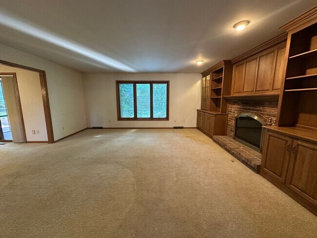 Building Photo - Large Home in Forest Hills School District!