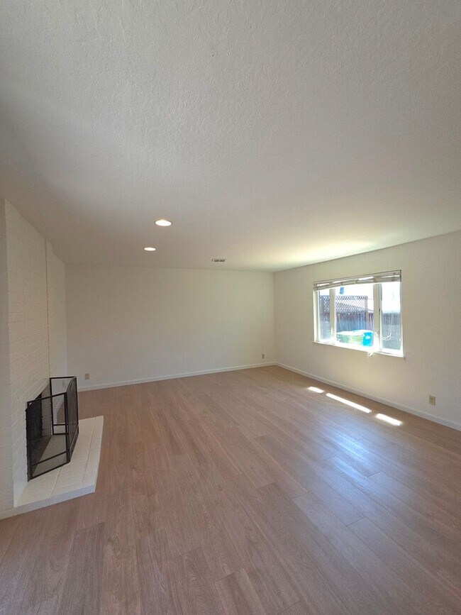 Foto del edificio - Fantastic 3 Bedroom, 2 Bath home in Santa Clara with upgrades galore!