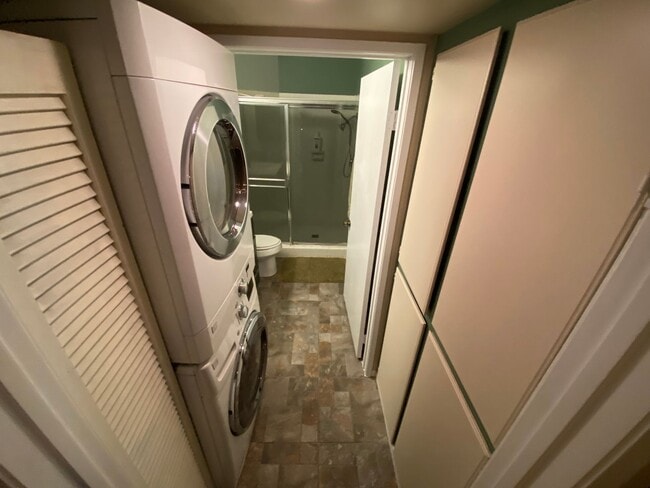 Building Photo - 2 Bedroom + 2 Bath Condo W/ Balcony!