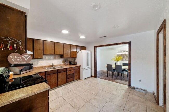 Building Photo - Charming 3 Bedroom Home Plus Casita