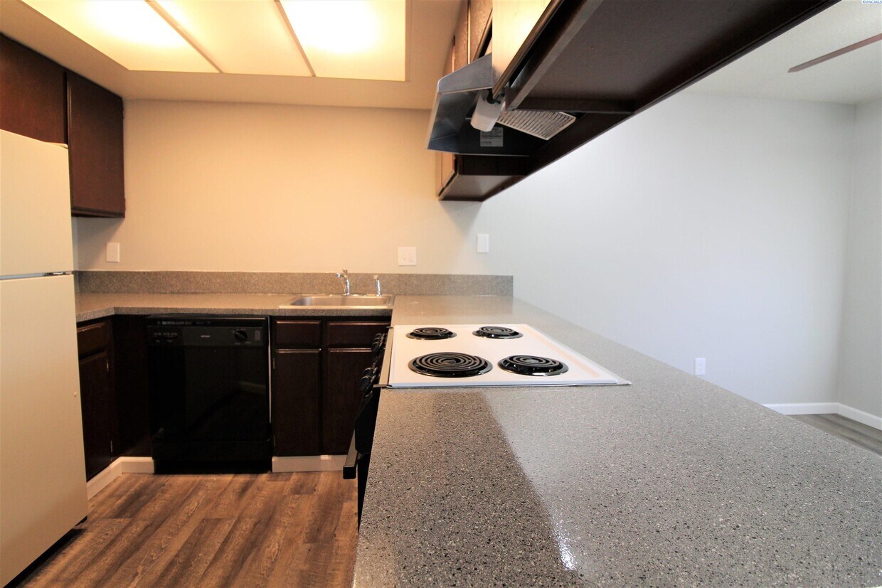 Foto principal - 2 Bed/1 Bath Central Kennewick Apartment
