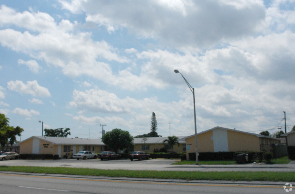 Foto principal - 7630 Pembroke Rd