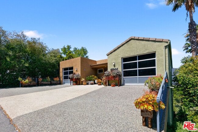 Foto del edificio - 2044 Corral Canyon Rd