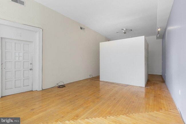 Building Photo - 2512 E Lehigh Ave