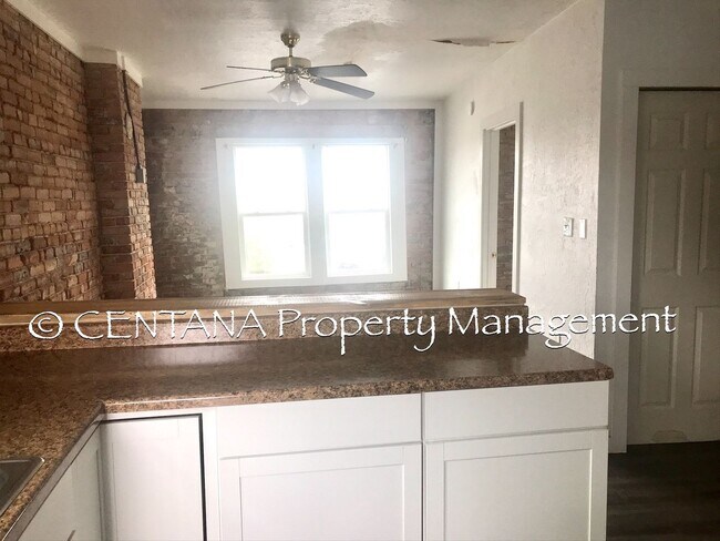 Building Photo - Open concept floorplan with a modern look!
