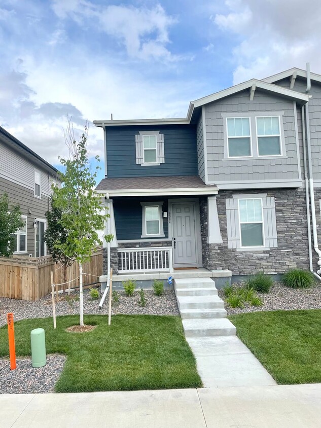 Foto principal - Beautiful 4bd 3.5 bath townhome for rent