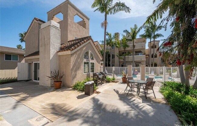 Foto del edificio - 4581 Warner Ave