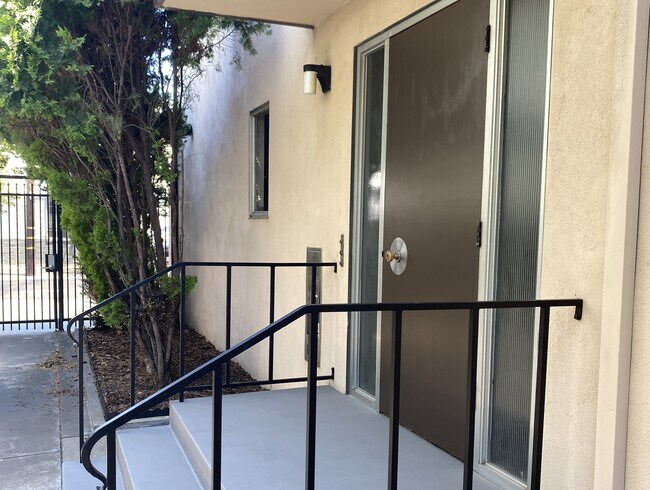 Entrada - 2534 San Fernando Way