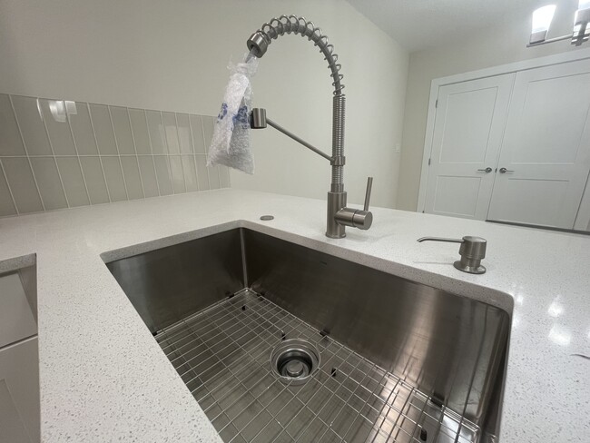 Large, deep kitchen sink - 11806 NW 30th Ct