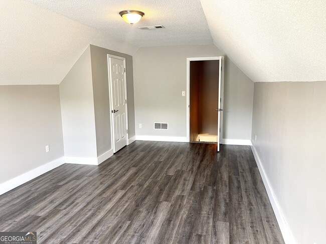Building Photo - 6611 Lake Mill Trce