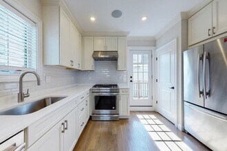 Building Photo - 102 Beacon St