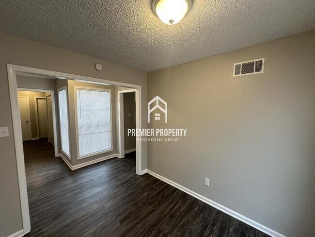 Foto del edificio - 6042 Harvest Hill Cove