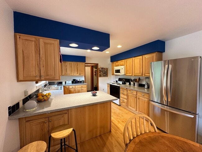 Building Photo - Fully Furnished 3BD/3BA Home with Solar Po...