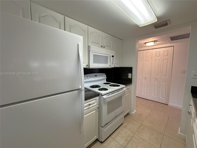 Building Photo - 8160 Geneva Ct