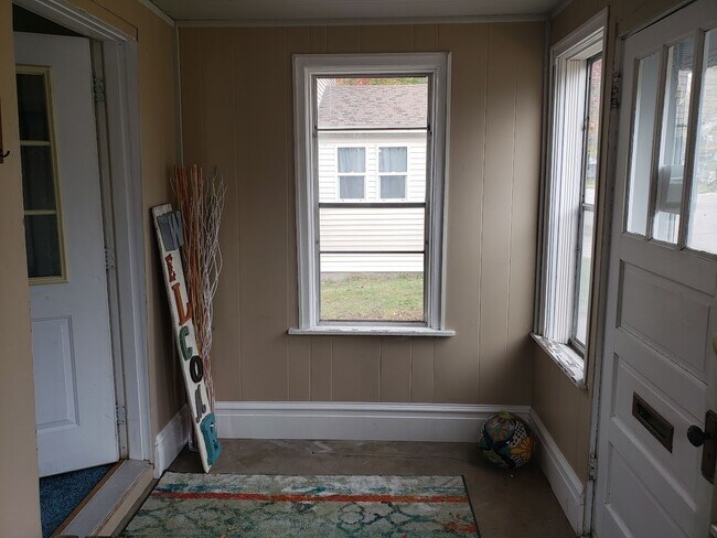 Building Photo - 411 4th St NE