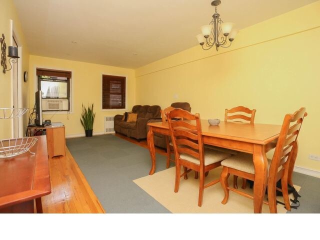 Foto del edificio - 11860 Metropolitan Ave