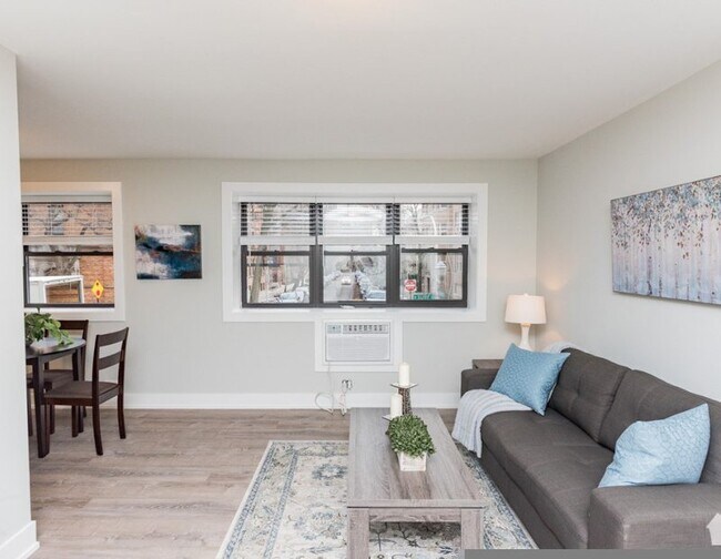 Building Photo - 530 W Surf St