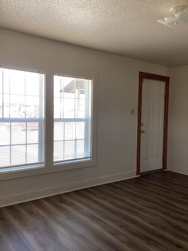 Foto del edificio - Charming 2 Bed 1 Bath Home Located in Portales!  Small Dogs and/or Cats Upon Approval!