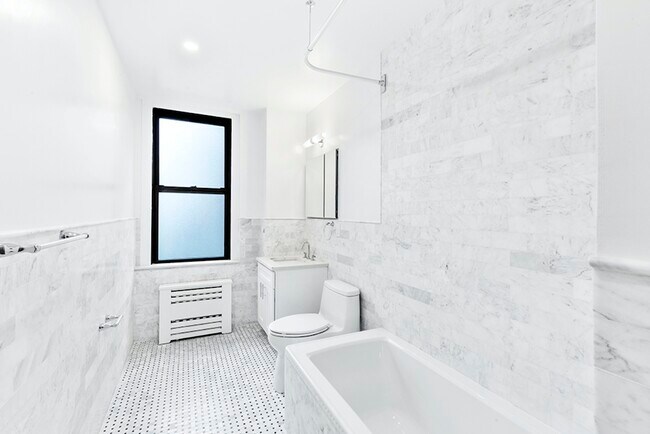 Building Photo - 123 E 47th St