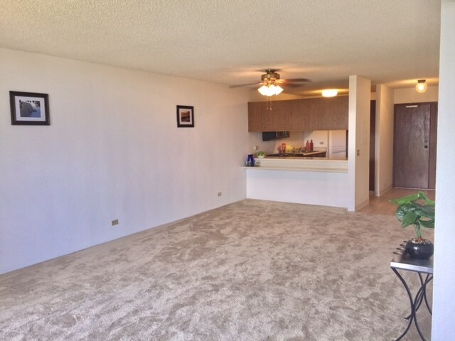 Living room carpeted - 98-351 Koauka Loop