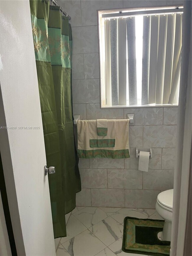 Foto del edificio - 19821 NE 13th Ct