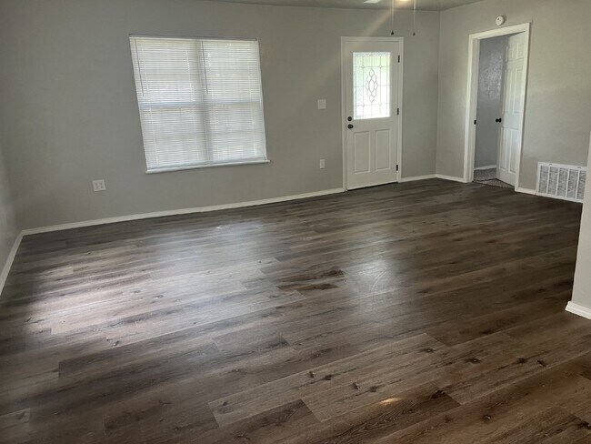 Building Photo - Charming 2-Bed, 2-Bath Home in Shawnee