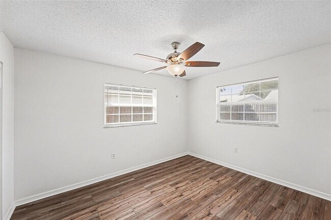 Building Photo - 1290 Amberlea Dr E