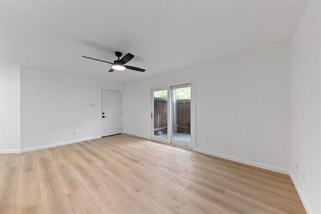 Foto del edificio - 815 Lyle W Ave