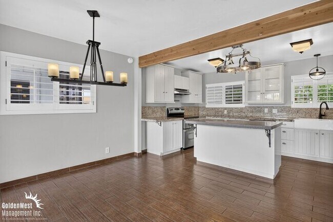 Foto del edificio - Charming 3Bdm 2Ba Home with Private Backyard in Phoenix!