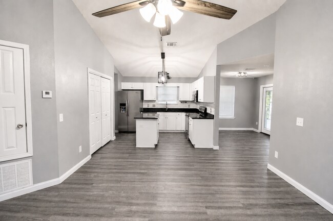 Foto del edificio - Updated 3BR/2BA Solar Home with No Carpet, Granite Countertops, Stainless Appliances & Spacious B...