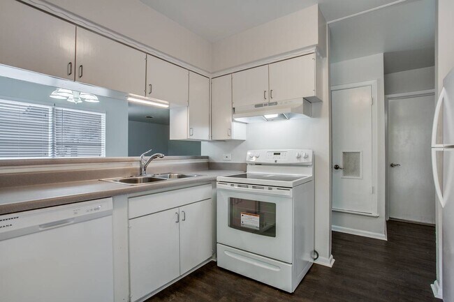 Building Photo - 2123 E Lawndale Dr