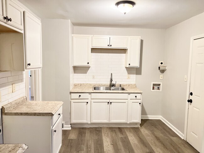 Foto del edificio - 1391 Haywood Ave