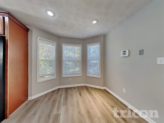 Foto del edificio - 930 Willow Hollow Dr