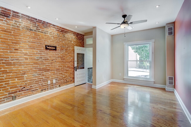 Building Photo - 806 S Clinton St