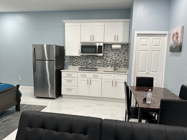 Building Photo - 1411 W Wood St