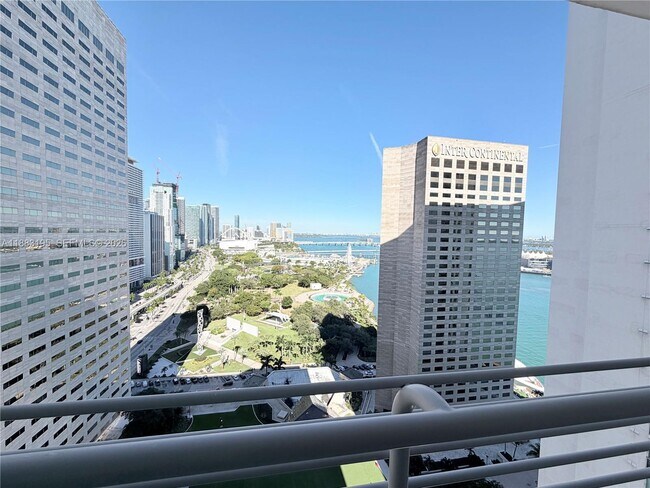 Foto del edificio - 325 S Biscayne Blvd