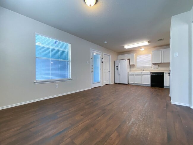 Foto del edificio - Spacious 4/BR 2.5/BA Two-Story Home with F...
