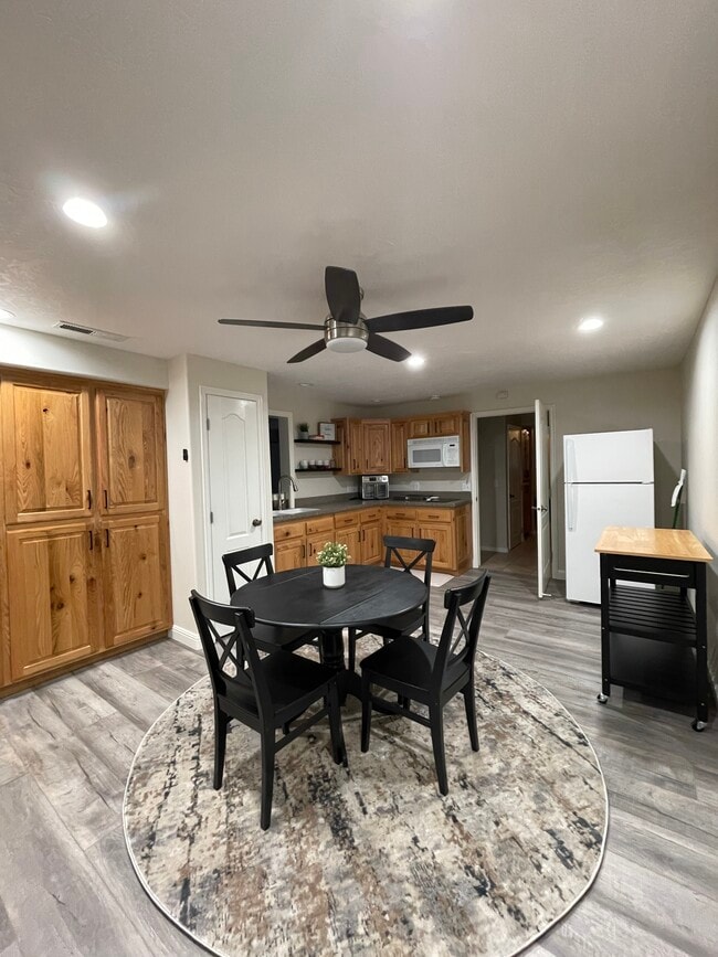 Building Photo - 3022 S Basswood Cir