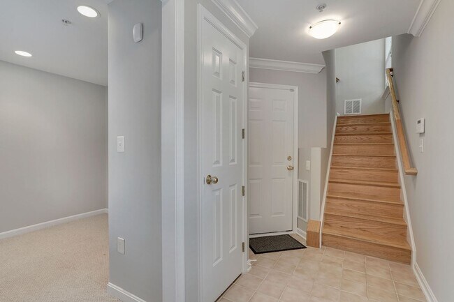 Foto del edificio - COMING SOON - Great 4 level end unit TH in...