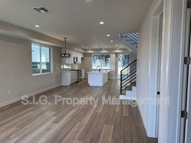Building Photo - 10754 Nassau Ave