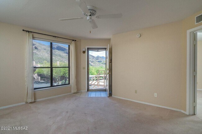 Foto del edificio - 6655 N Canyon Crest Dr