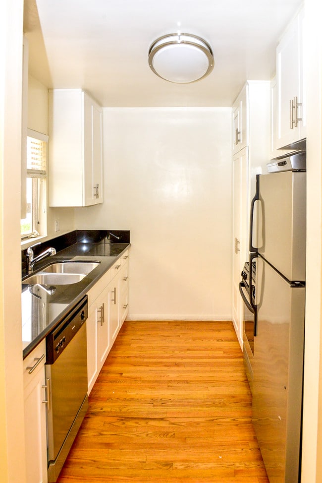 Building Photo - 608 San Vicente Blvd