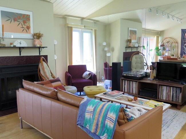Building Photo - Two-Bedroom Condo| Parking + WiFi Included!