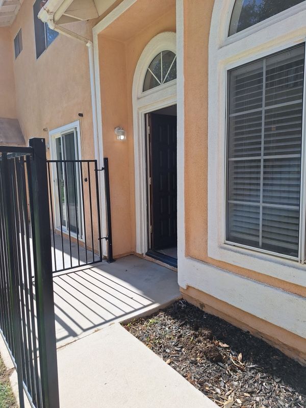 Building Photo - 920 La Palma Cir