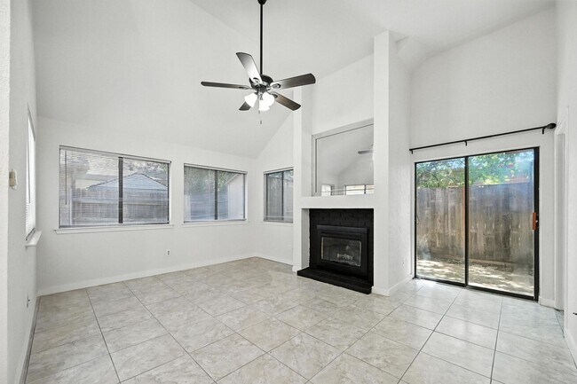 Foto del edificio - 4901 Tree Top Ln