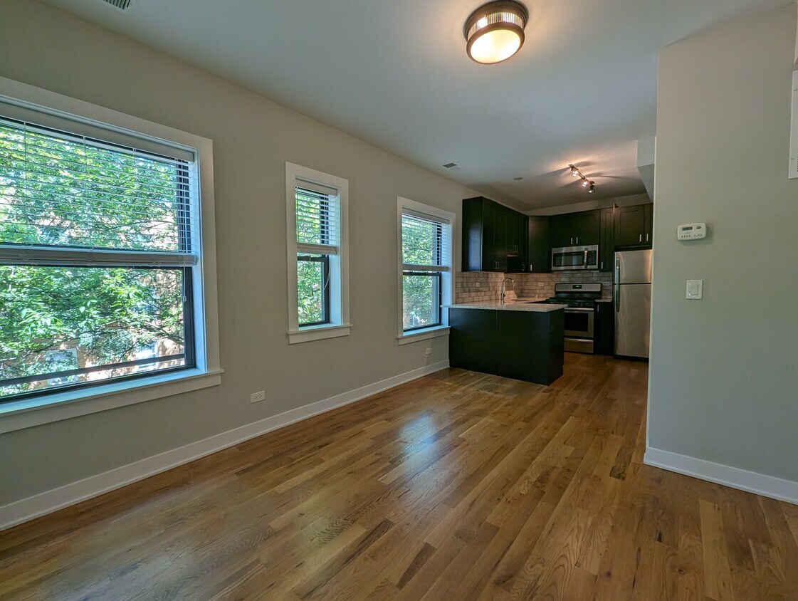 Foto principal - 2203 W Eastwood Ave