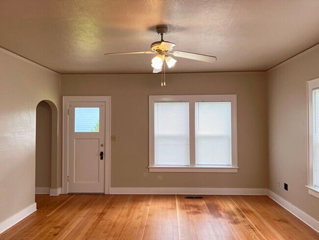 Building Photo - 4Bd/1Ba Two Story House - Available to View!