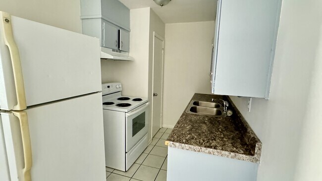 Building Photo - 605 Sunset Ln
