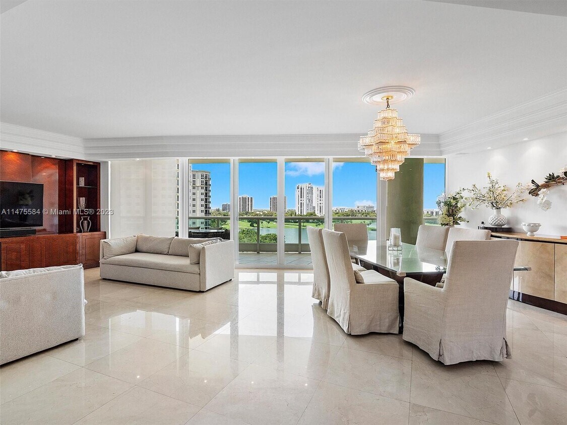 Foto principal - 20155 NE 38th Ct