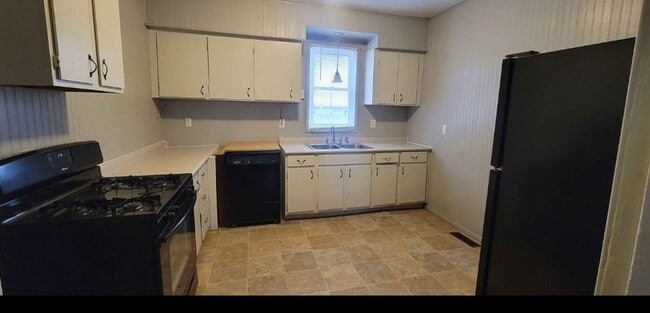 Building Photo - 2530 Unicorn Ave